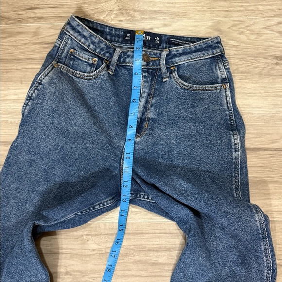 Hollister Women's Curvy Ultra High-Rise Mom Jeans, Size 1S, Washed Blue - Picture 3 of 6